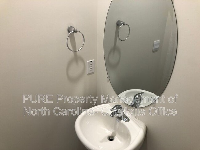 Building Photo - 5517 Carrington Ct