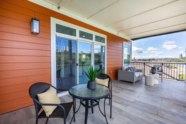 Building Photo - 617 Manhattan Blvd