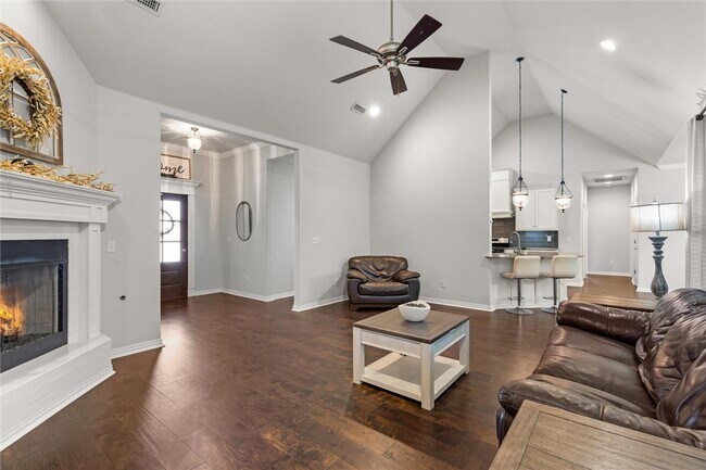 Building Photo - 5819 W Cane Hill Dr