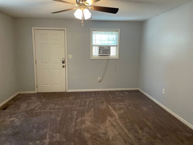 Building Photo - 4 bed 2.5 bath