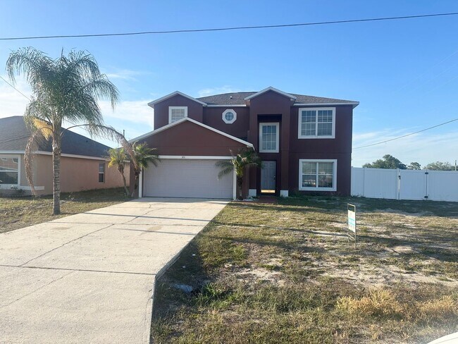 Building Photo - Large 2-Story 4 Bedroom 2.5 Bathroom House w/ Fenced in Yard - For Rent