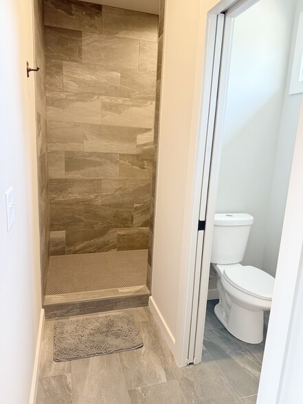 WALK IN SHOWER - 110 Textile Ct
