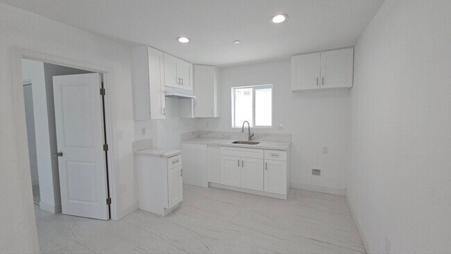Building Photo - 1319 E 59th Pl
