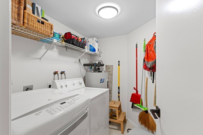 Building Photo - 825 Egret Cir