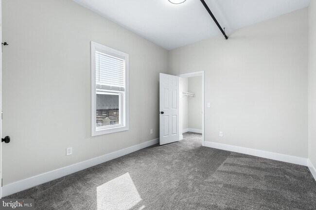 Building Photo - 320 W King St