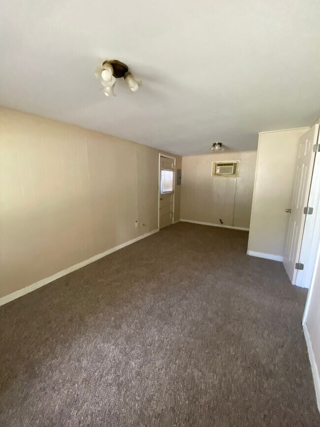 Building Photo - 2 Bed 1 Bath in the University Add Near Paseo and 23rd St Restaurants