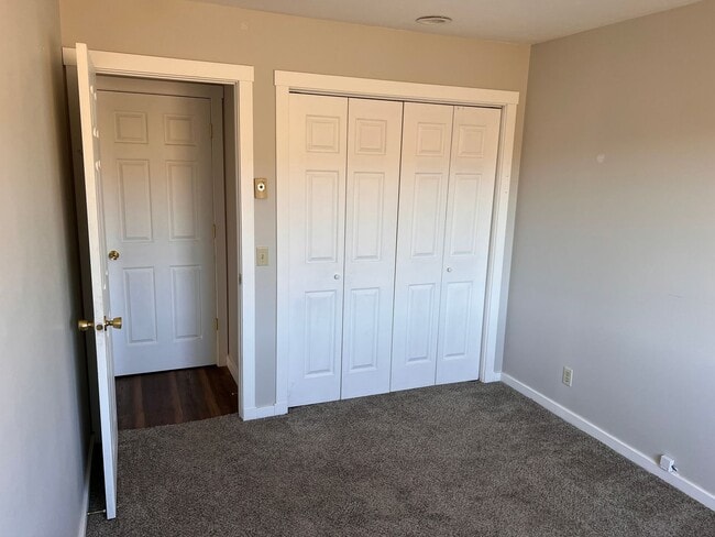 Building Photo - Mock