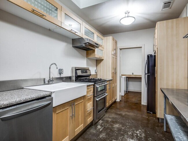 Building Photo - 1519 Beaumont St