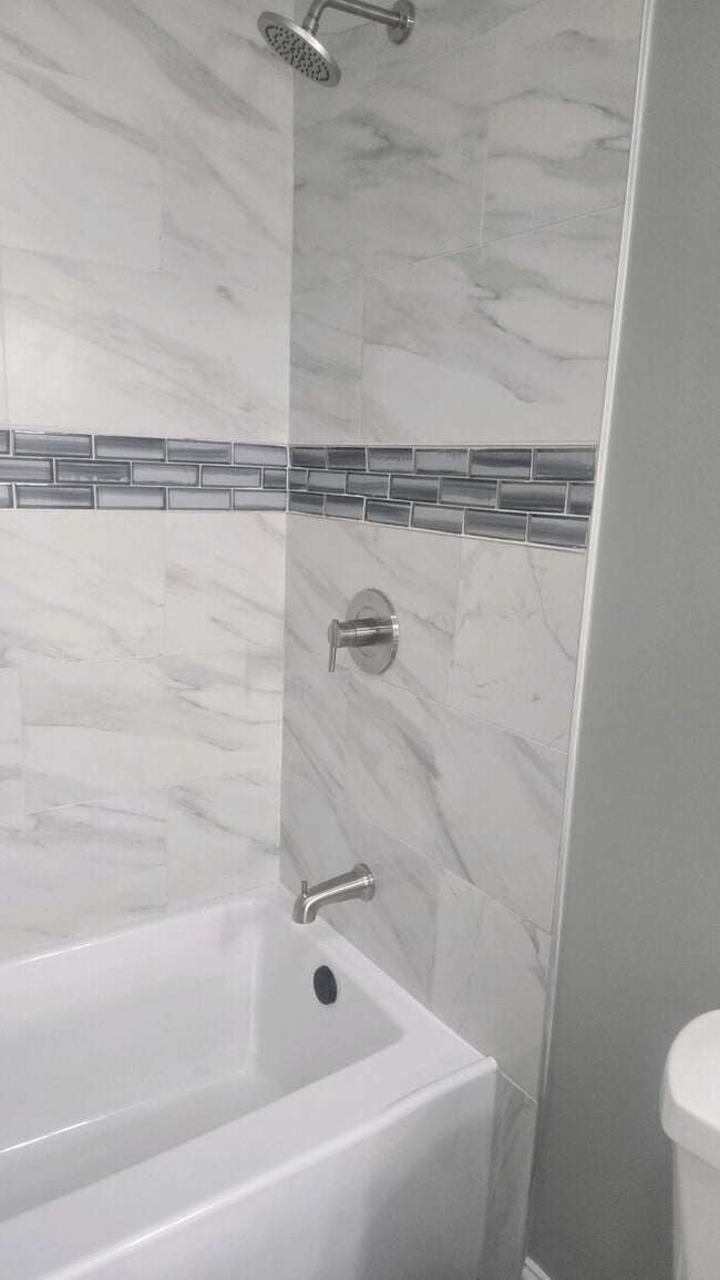 Building Photo - Beautifully rehabbed home