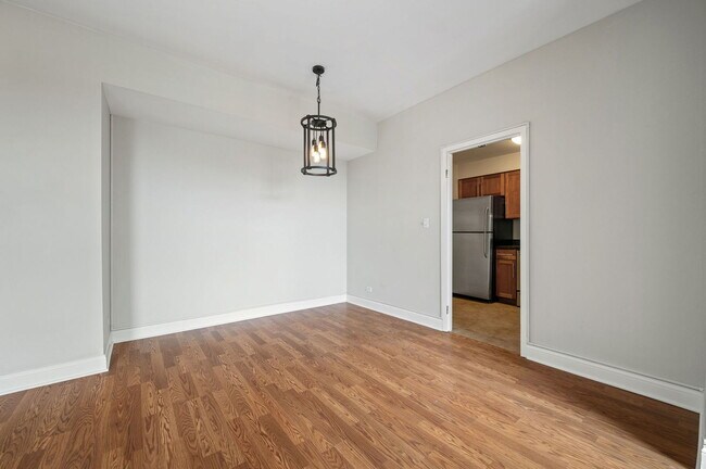 Building Photo - 2100 N Lincoln Park W