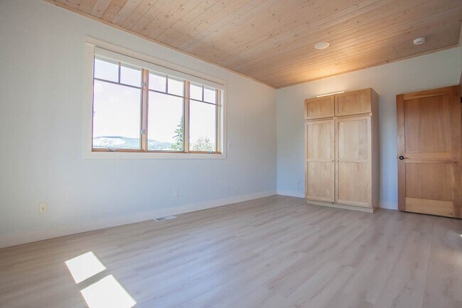Building Photo - 923 Cascade Ave