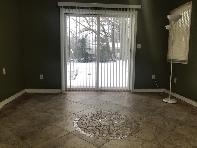 Building Photo - 576 Pinecrest St