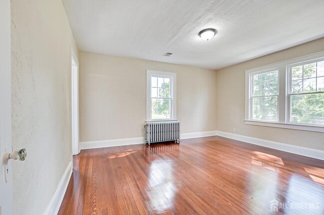 Building Photo - 338 Buckelew Ave