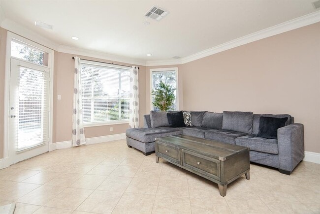 Building Photo - 5835 Stratford Gardens Dr