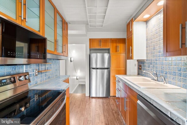 Building Photo - 11 E Rosemont Ave