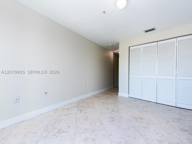 Building Photo - 2000 Bay Dr E