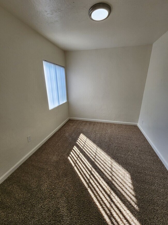 Building Photo - 2 bed, 1 bath