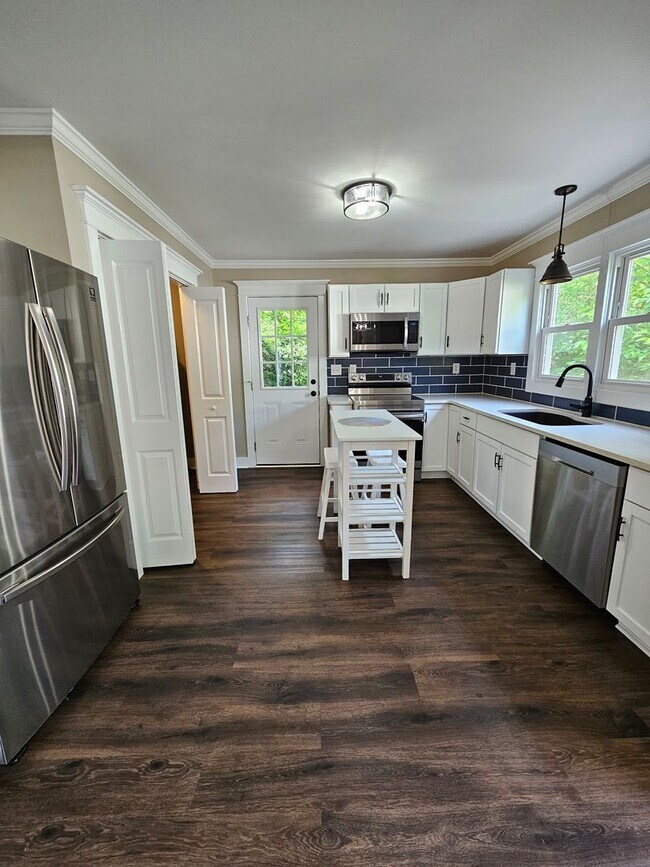 Building Photo - Well Maintained 3 Bedroom Home In The City