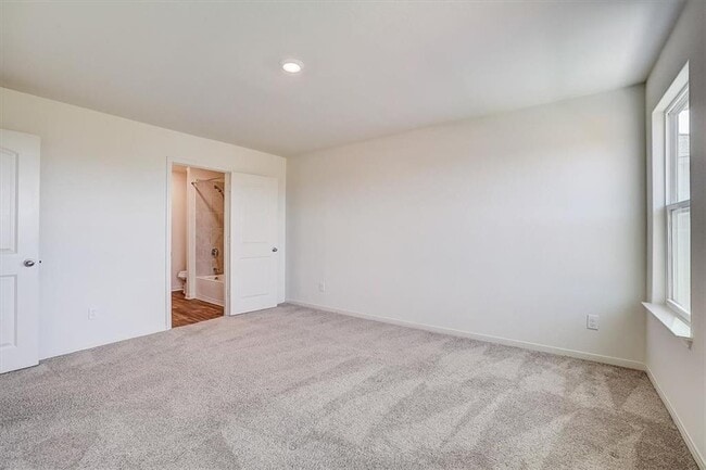 Building Photo - 221 Cres Park Dr