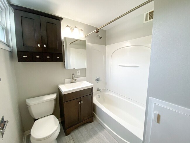 Building Photo - Woodland Duplex (3019/3021)