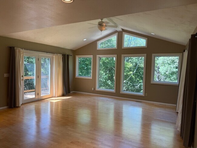 Building Photo - Lindbergh Schools 3BD 2.5 Bth Open Floor Plan