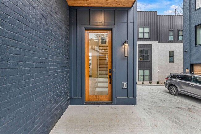 Building Photo - 554 Rosedale Ave