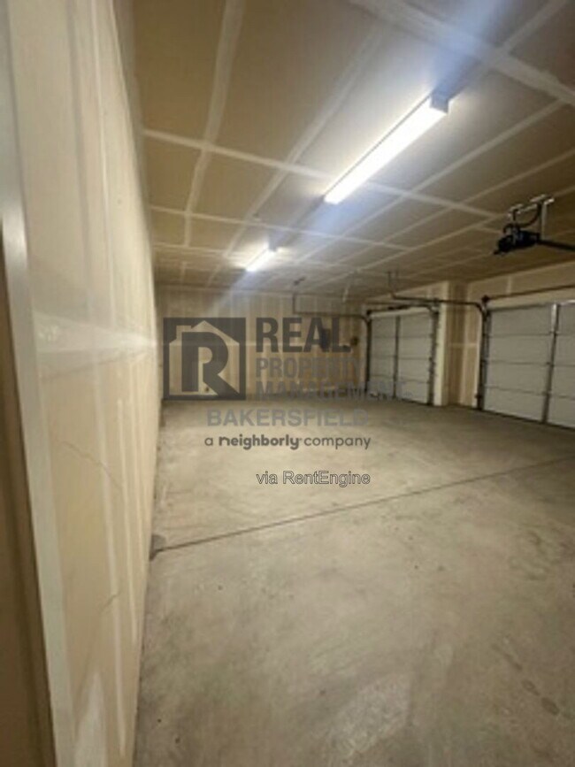 Building Photo - 823 Brookline Ln