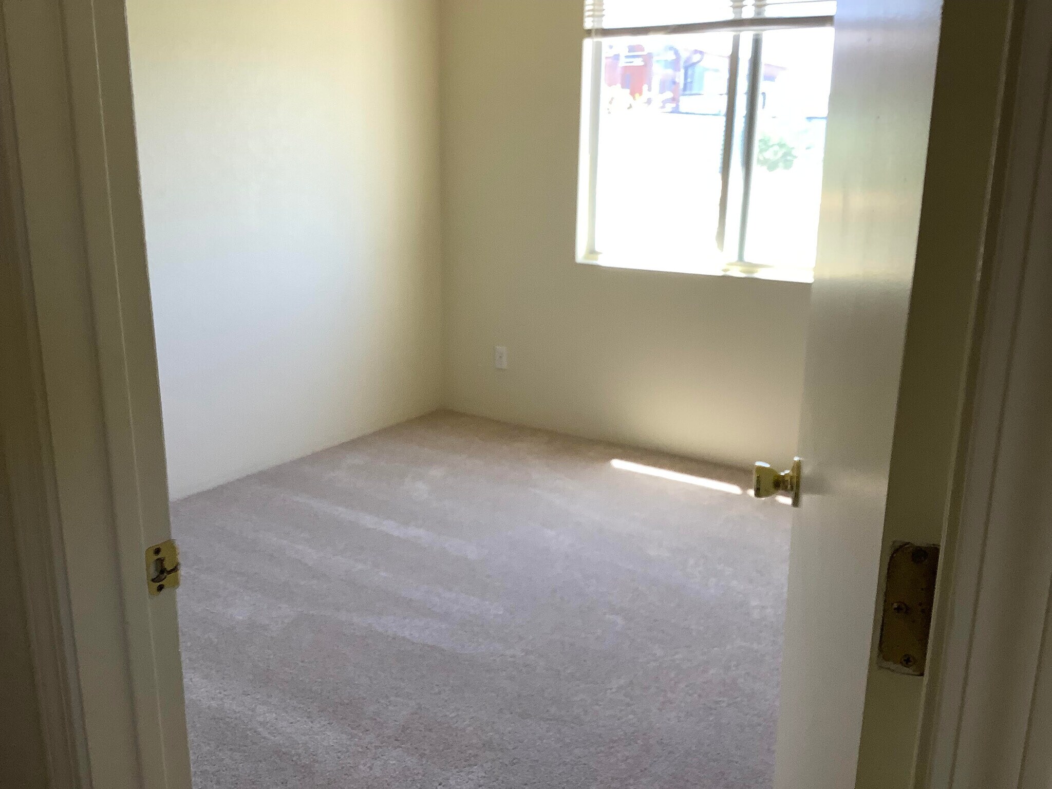 Building Photo - 604 N Bagby Dr