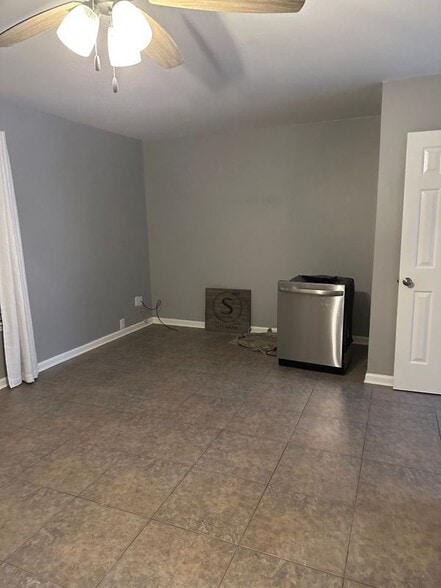 Building Photo - 8085 Creekwood Cir E