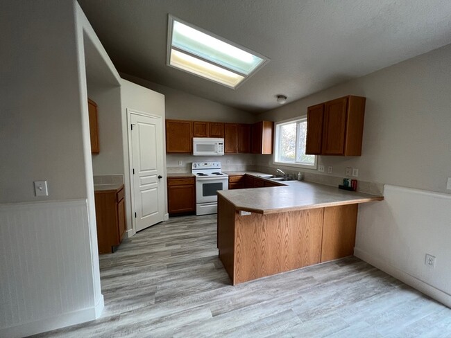 Building Photo - Revamped 4bed 2bath South Boise