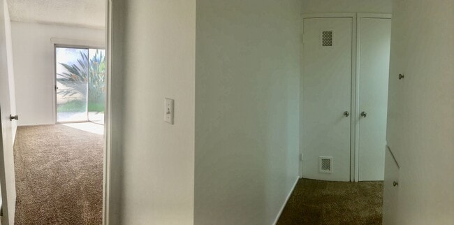 Building Photo - Mid Town Ventura - One Bedroom, One Bathro...