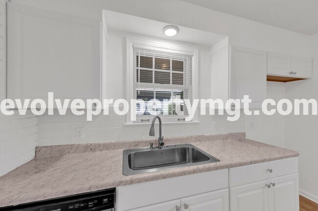 Building Photo - STUNNING RENOVATION IN PRIME LOCATION!! $5...