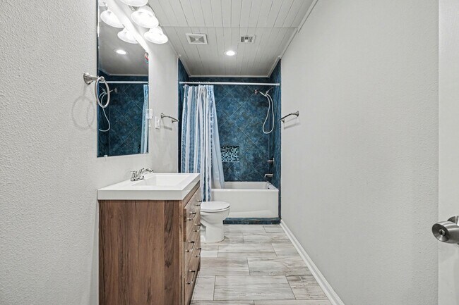 Building Photo - 16607 Neumann Dr