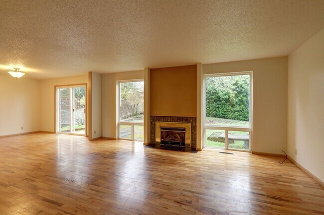 Building Photo - Bright spacious 4-bedroom 2.5 bath home in Bellevue