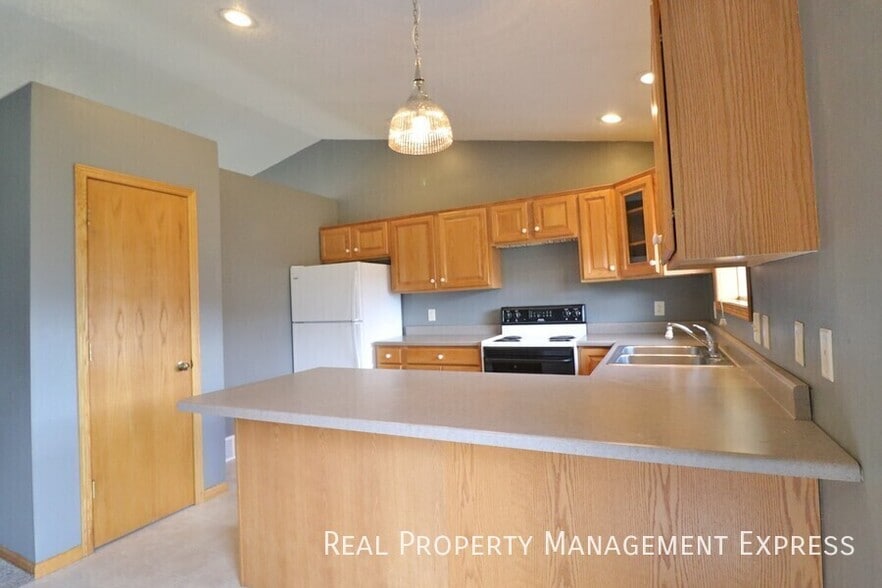 Building Photo - 3 Bed 2 Bath home with Double Garage