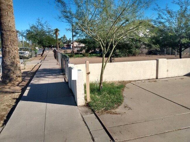 Building Photo - 1327 E Pierce St