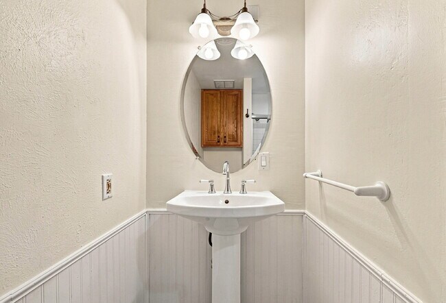 Building Photo - $1,595.95 2 bed, 2 bath located in Lakewood with a washer and dryer