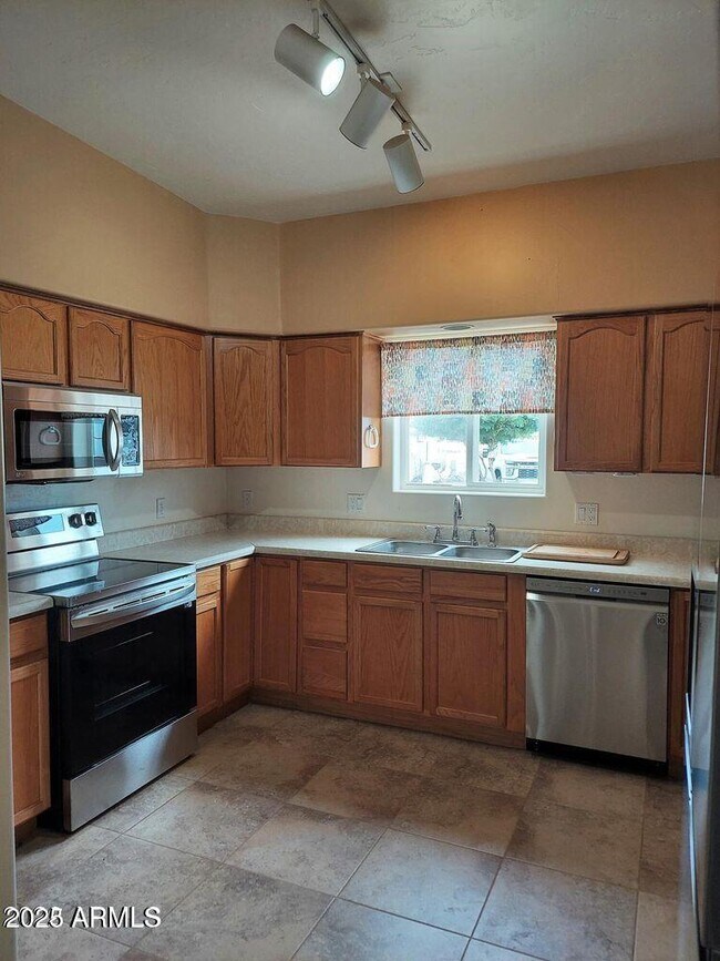 Building Photo - 232 S Clubhouse Ln