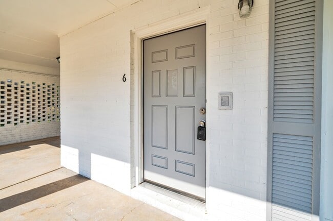 Building Photo - Bright, Updated & Ready for You – 3BR Home...