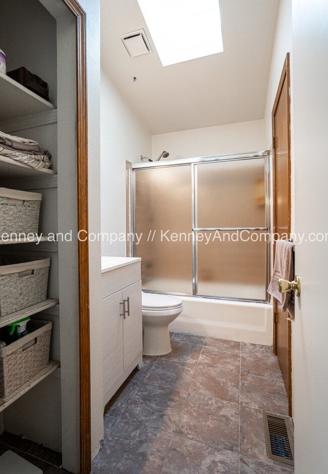 Building Photo - 5470 Sacramento Pl