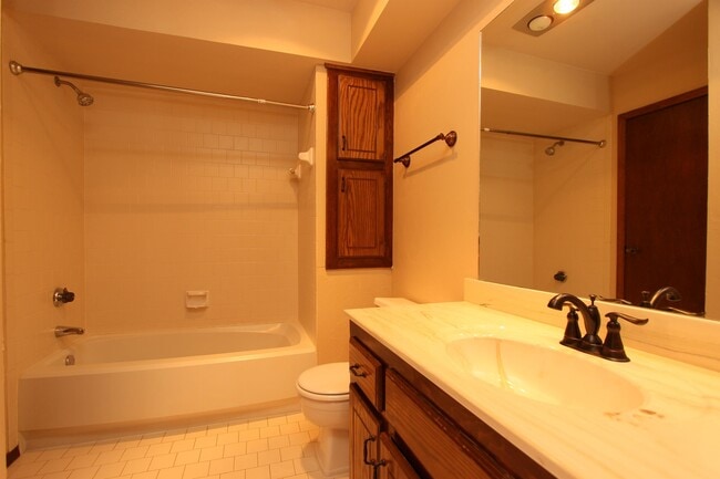 Building Photo - 4700 Hemlock Ln