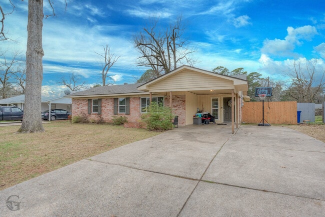 Building Photo - 9478 Poinsettia Dr