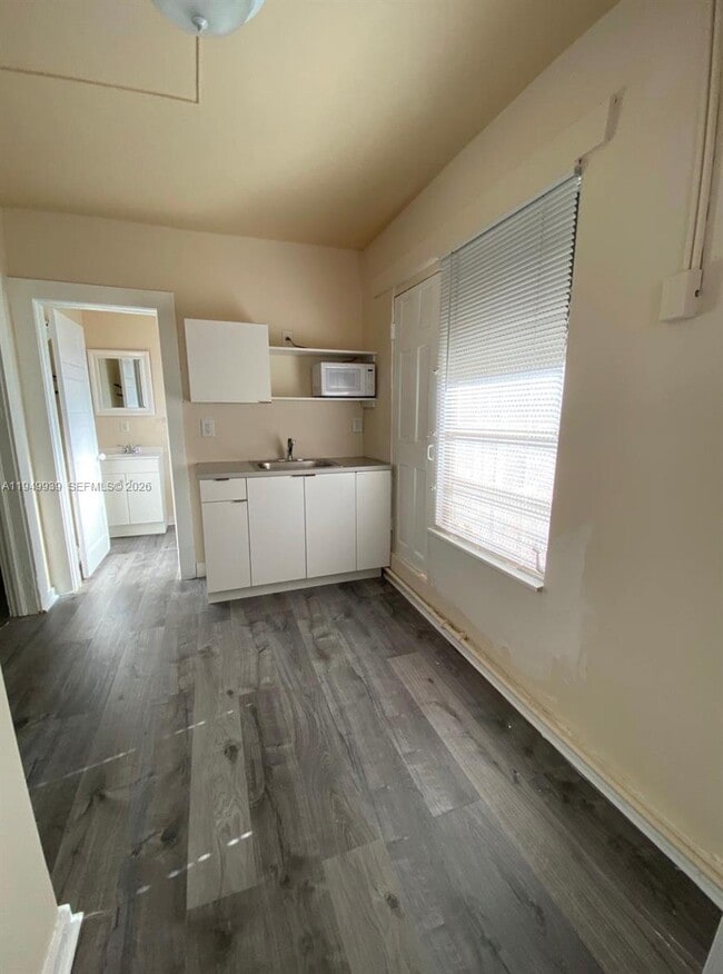 Building Photo - 1011 SW 5th St