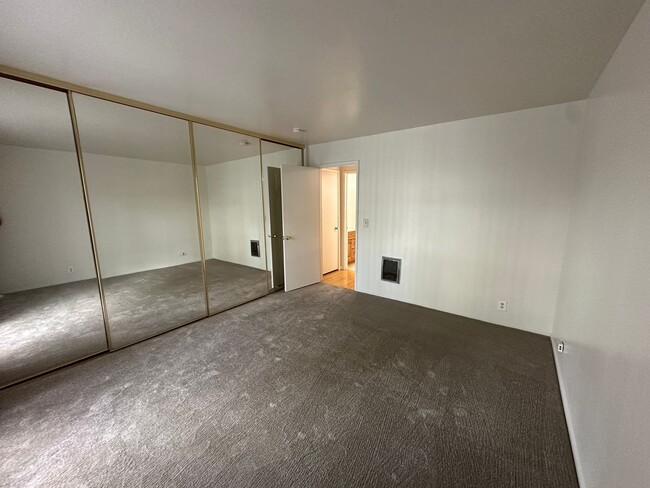 Building Photo - Spacious 1 Bedroom near Lake Merritt! FIRS...