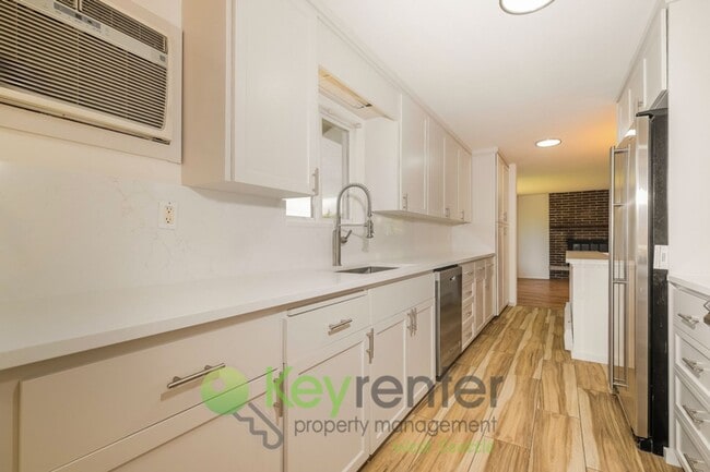 Building Photo - Versatile 5 Bedroom Retreat with Office and Outdoor Living in Burien