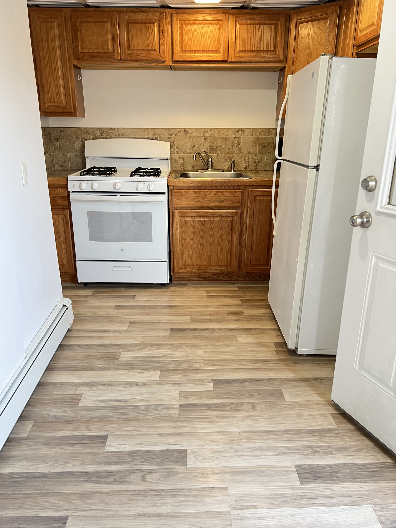 Kitchen with gas stove - 11 Grant St