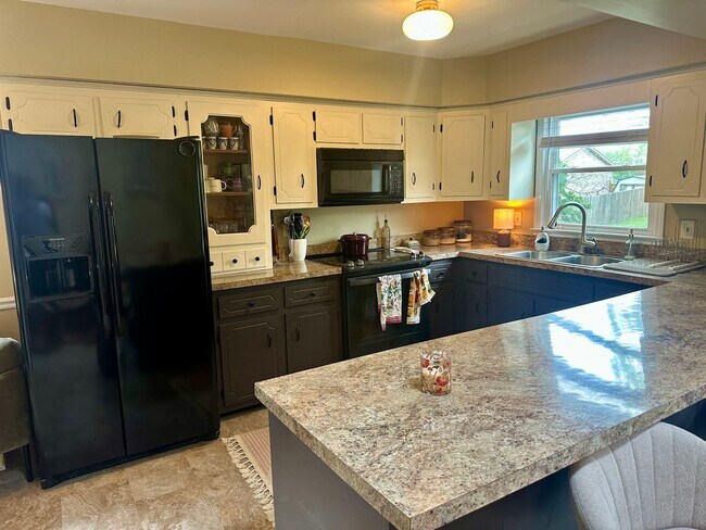 Building Photo - 1205 Woodbridge Dr