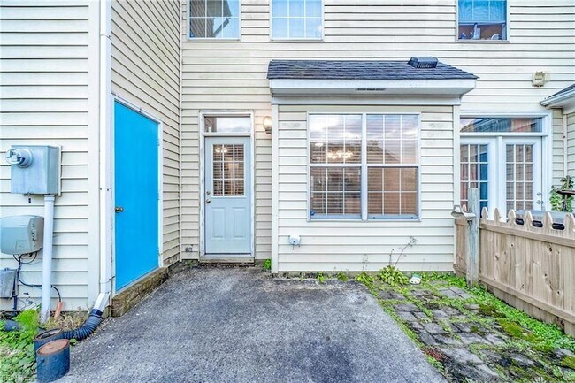 Building Photo - 714 Sutherland Dr