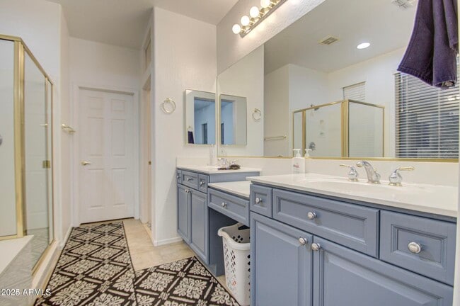 Building Photo - 218 E Sunburst Ln