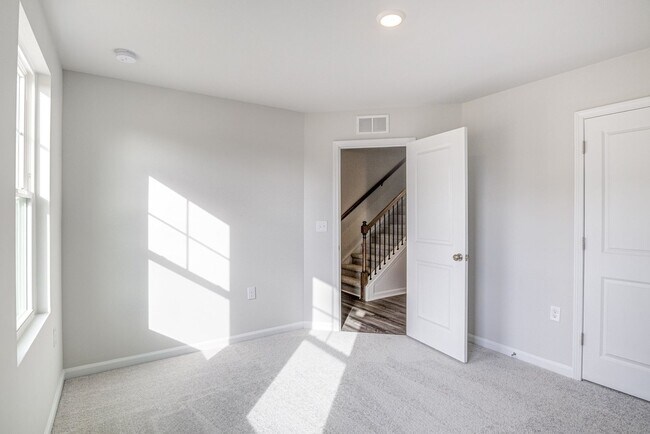 Building Photo - 2437 Kasota Ln